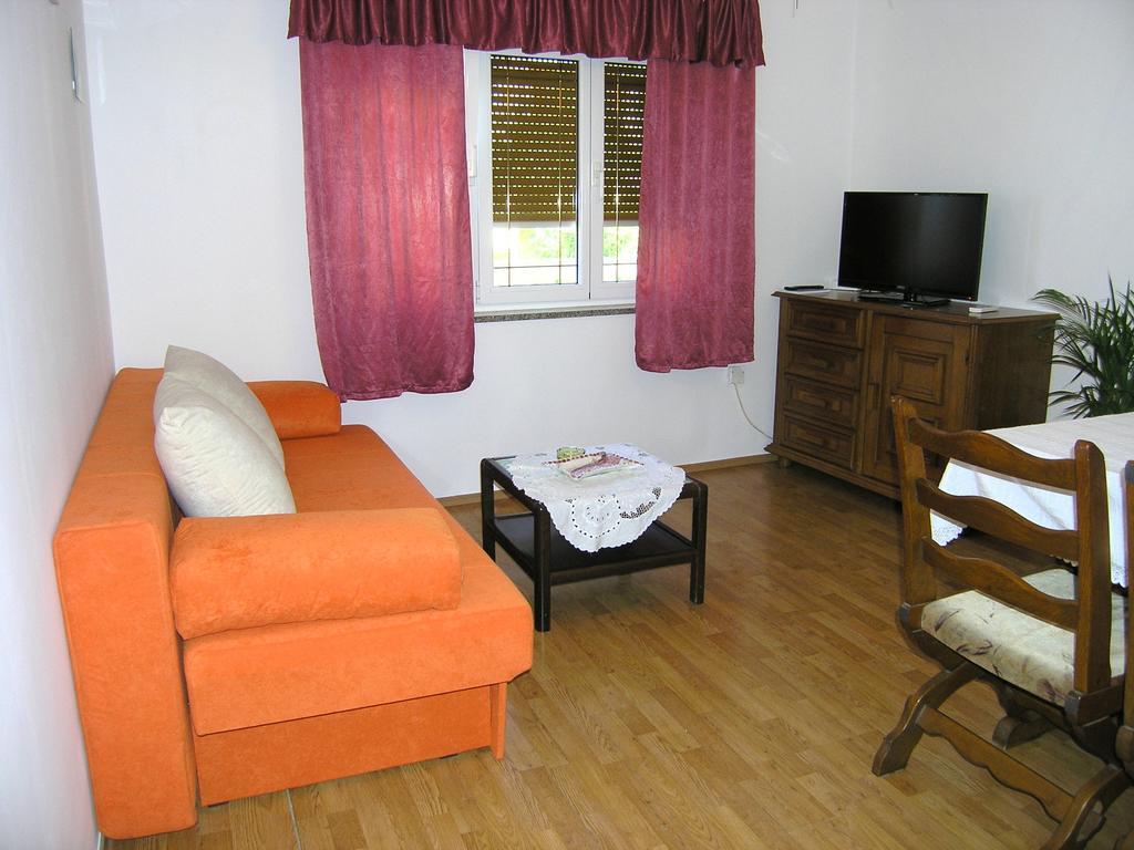 Apartment Julija คิร์ก ภายนอก รูปภาพ
